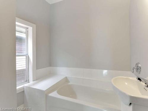 186 Sherman Avenue N, Hamilton, ON - Indoor Photo Showing Bathroom