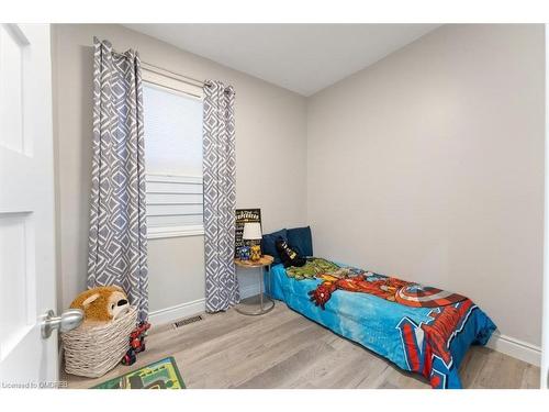 72 Leeming Street, Hamilton, ON - Indoor Photo Showing Bedroom