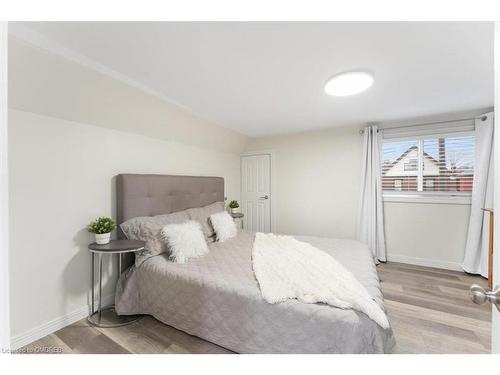 72 Leeming Street, Hamilton, ON - Indoor Photo Showing Bedroom