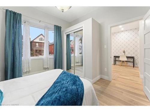 72 Leeming Street, Hamilton, ON - Indoor Photo Showing Bedroom