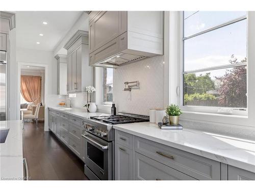 265 Woodale Avenue, Oakville, ON - Indoor Photo Showing Kitchen With Upgraded Kitchen