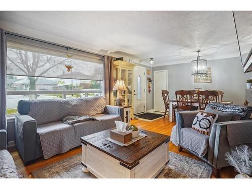 391 East 16Th Street, Hamilton, ON - Indoor Photo Showing Living Room