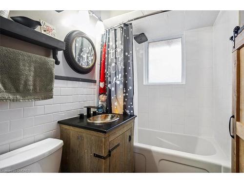 391 East 16Th Street, Hamilton, ON - Indoor Photo Showing Bathroom