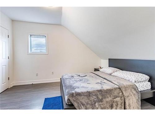 195 Tragina Avenue N, Hamilton, ON - Indoor Photo Showing Bedroom