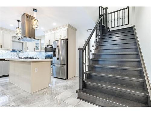 195 Tragina Avenue N, Hamilton, ON - Indoor Photo Showing Kitchen