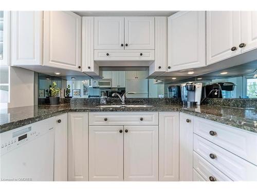 301-2190 Lakeshore Road, Burlington, ON - Indoor Photo Showing Kitchen