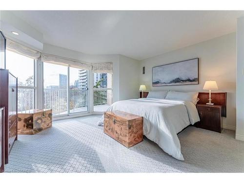 301-2190 Lakeshore Road, Burlington, ON - Indoor Photo Showing Bedroom