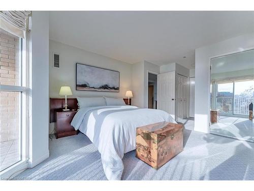 301-2190 Lakeshore Road, Burlington, ON - Indoor Photo Showing Bedroom