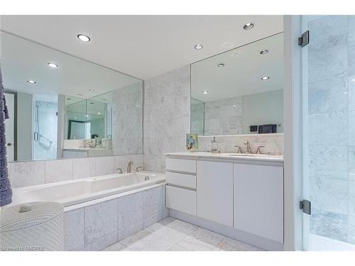 301-2190 Lakeshore Road, Burlington, ON - Indoor Photo Showing Bathroom