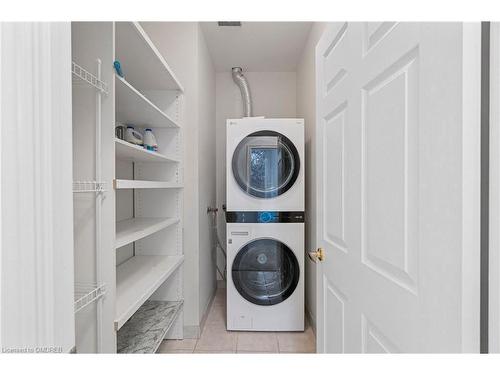 1104-100 Burloak Drive, Burlington, ON - Indoor Photo Showing Laundry Room