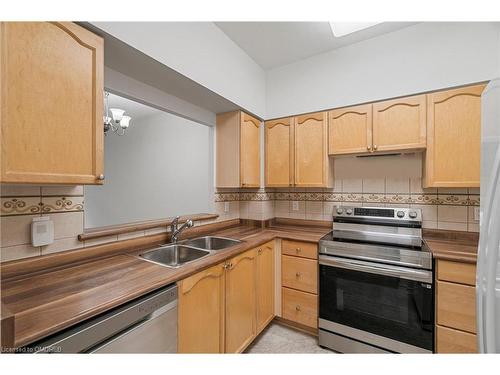 1104-100 Burloak Drive, Burlington, ON - Indoor Photo Showing Kitchen With Double Sink