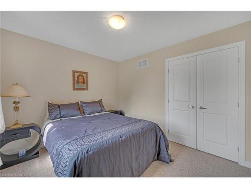 93 Southshore Crescent, Stoney Creek, ON - Indoor Photo Showing Bedroom