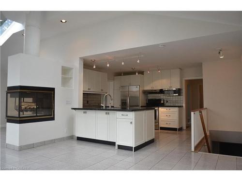 124 Caulder Drive, Oakville, ON - Indoor Photo Showing Kitchen