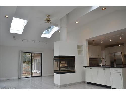 124 Caulder Drive, Oakville, ON - Indoor Photo Showing Kitchen