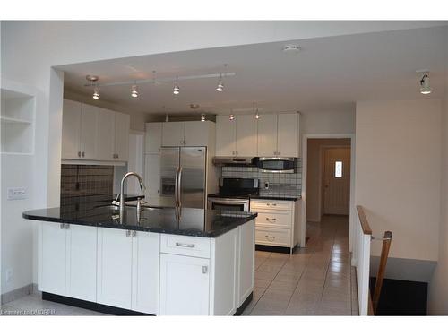 124 Caulder Drive, Oakville, ON - Indoor Photo Showing Kitchen With Upgraded Kitchen