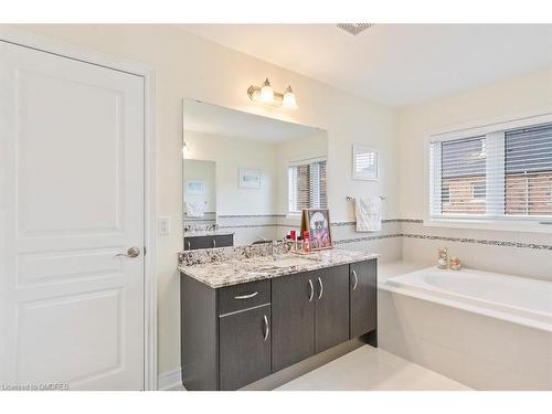 2484 Thornfield Common, Oakville, ON - Indoor Photo Showing Bathroom