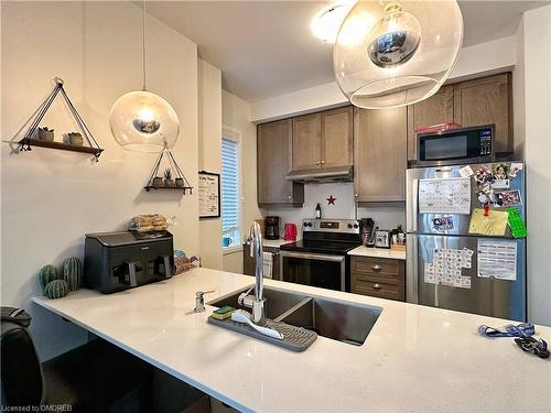 98-30 Times Square Boulevard, Hamilton, ON - Indoor Photo Showing Kitchen With Double Sink