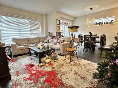 98-30 Times Square Boulevard, Hamilton, ON - Indoor Photo Showing Living Room