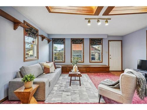 370 Herkimer Street, Hamilton, ON - Indoor Photo Showing Living Room