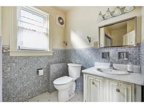 370 Herkimer Street, Hamilton, ON - Indoor Photo Showing Bathroom