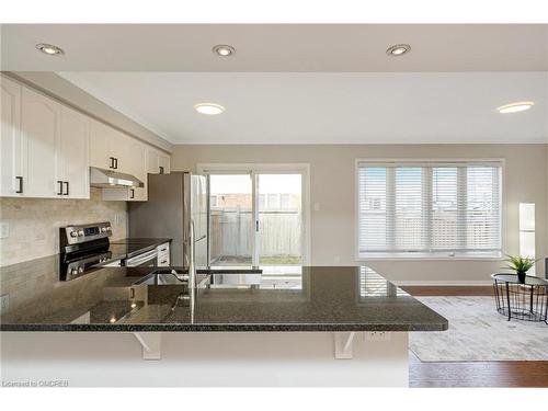 346 Chuchmach Close, Milton, ON - Indoor Photo Showing Kitchen