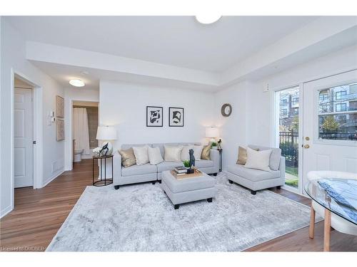 59-3056 Eglinton Avenue, Peel, ON - Indoor Photo Showing Living Room