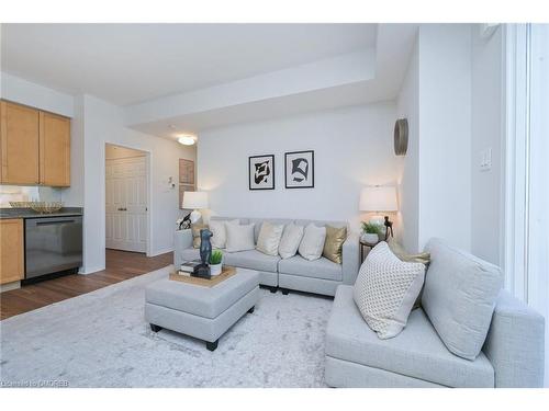 59-3056 Eglinton Avenue, Peel, ON - Indoor Photo Showing Living Room