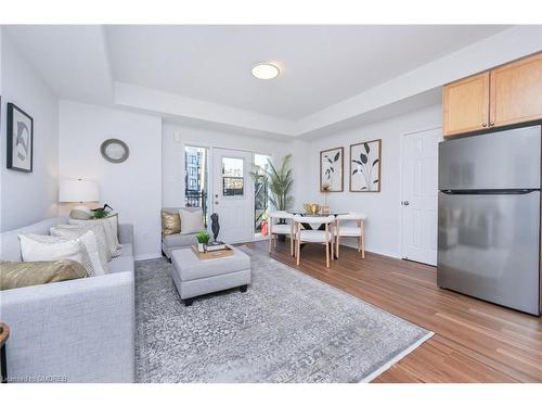 59-3056 Eglinton Avenue, Peel, ON - Indoor Photo Showing Living Room