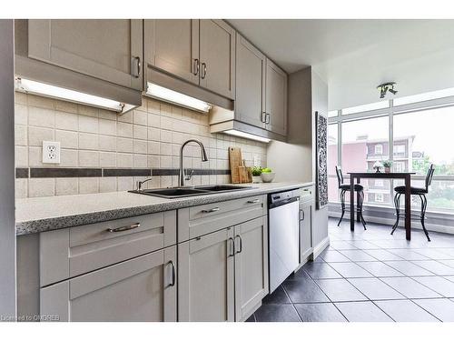 514-430 Pearl Street, Burlington, ON - Indoor Photo Showing Kitchen With Double Sink