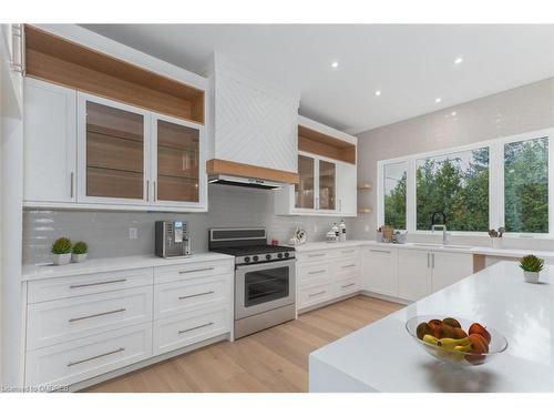 601 Maplehurst Avenue, Oakville, ON - Indoor Photo Showing Kitchen With Upgraded Kitchen