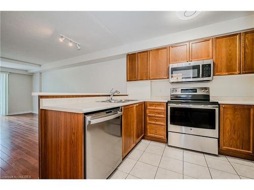 103-2300 Parkhaven Boulevard, Oakville, ON - Indoor Photo Showing Kitchen