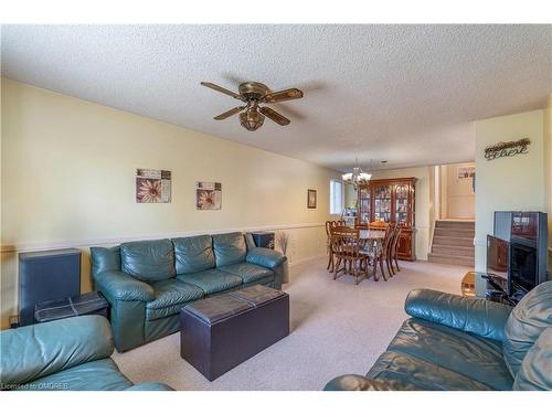 35 Parkland Crescent, Kitchener, ON - Indoor Photo Showing Living Room