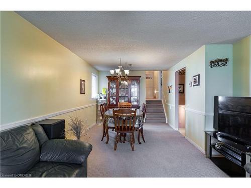 35 Parkland Crescent, Kitchener, ON - Indoor Photo Showing Living Room