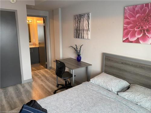 B510-275 Larch Street, Waterloo, ON - Indoor Photo Showing Bedroom