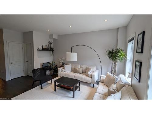 90 Robert Peel Road, Kitchener, ON - Indoor Photo Showing Living Room