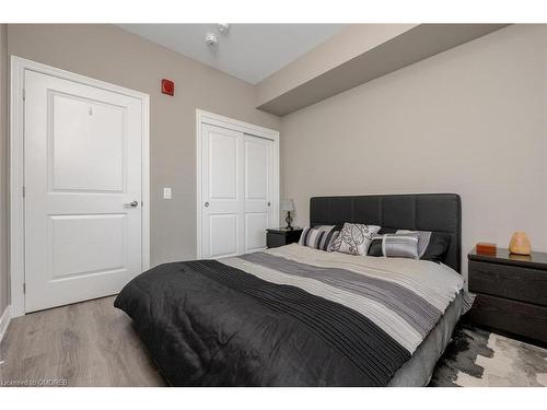 207-10 Esplanade Lane, Grimsby, ON - Indoor Photo Showing Bedroom