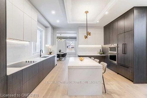 1404 Wren Avenue, Oakville, ON - Indoor Photo Showing Kitchen With Upgraded Kitchen