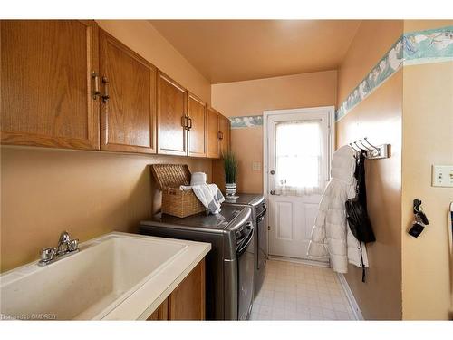 1209 Bowman Drive, Oakville, ON - Indoor Photo Showing Laundry Room