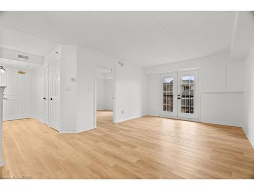 304-1479 Maple Avenue, Milton, ON - Indoor Photo Showing Living Room