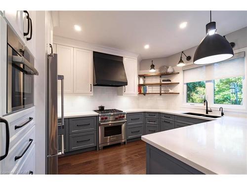 1621 Bayshire Drive, Oakville, ON - Indoor Photo Showing Kitchen With Upgraded Kitchen