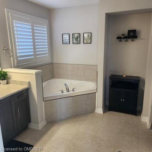 9323 White Oak Avenue, Niagara Falls, ON - Indoor Photo Showing Bathroom