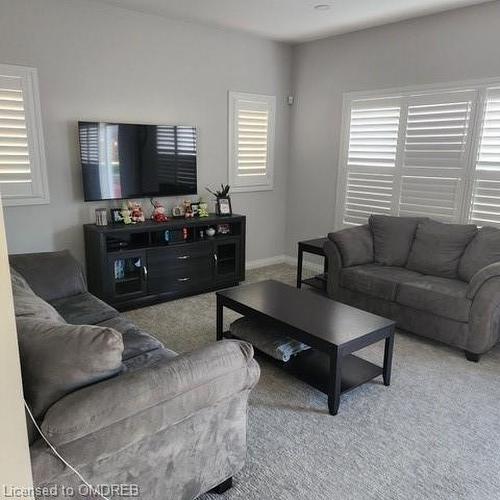 9323 White Oak Avenue, Niagara Falls, ON - Indoor Photo Showing Living Room