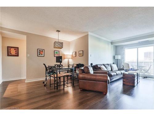 406-151 Robinson Street, Oakville, ON - Indoor Photo Showing Living Room