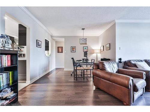 406-151 Robinson Street, Oakville, ON - Indoor Photo Showing Living Room