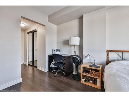 406-151 Robinson Street, Oakville, ON - Indoor Photo Showing Bedroom