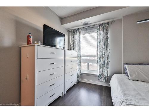 406-151 Robinson Street, Oakville, ON - Indoor Photo Showing Bedroom