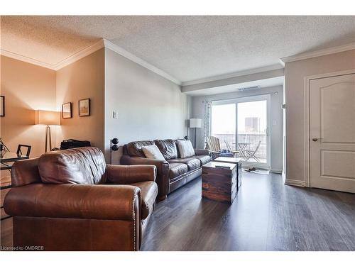 406-151 Robinson Street, Oakville, ON - Indoor Photo Showing Living Room