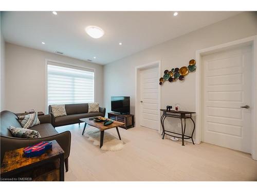 316-50 Kaitting Trail, Oakville, ON - Indoor Photo Showing Living Room