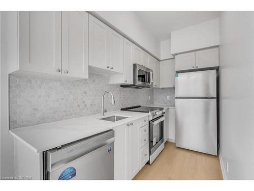 102-16 Dallimore Circle, Toronto, ON - Indoor Photo Showing Kitchen With Upgraded Kitchen