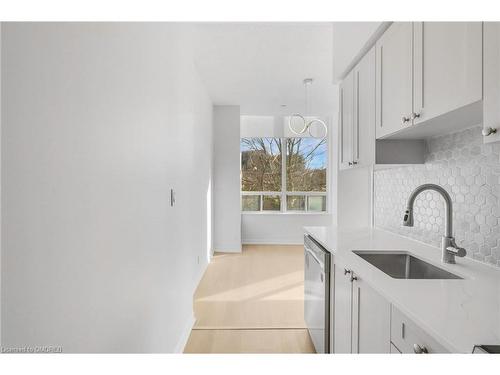 102-16 Dallimore Circle, Toronto, ON - Indoor Photo Showing Kitchen